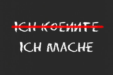 ich mache Schriftzug auf einer schwarzen Tafel