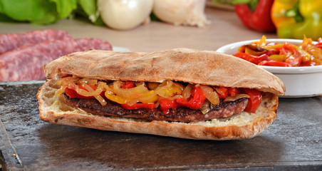 Sandwich de chorizo e ingredientes.El choripan.