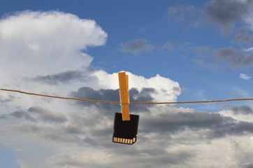 Daten Wäsche: SD Karte auf Wäscheleine und Himmel