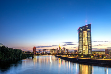 Frankfurt am Main, EZB und Skyline zur blauen Stunde 