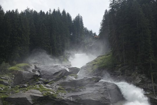 Fototapeta Górski wodospad rzeczny – kaskada skalna (waterfall)