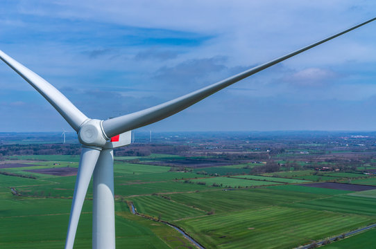 Drohnenfoto einer Windkraftanlage in Schleswig-Holstein
