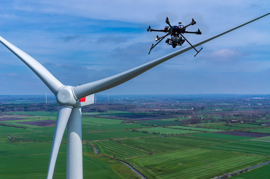 Luftbild einer Windkraftanlage mit Drohne Wartung