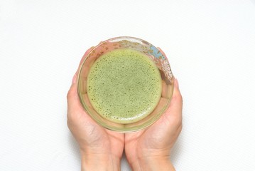 お抹茶を差し出す手.