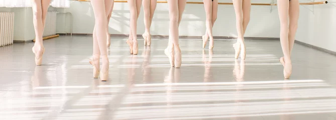 Gordijnen benen van dansers ballerina& 39 s in de klas klassieke dans, ballet © JenkoAtaman