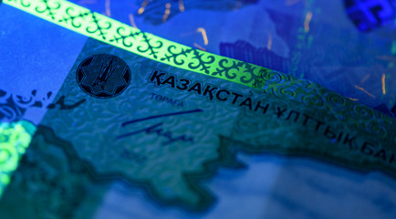 Security features on banknote in ultraviolet