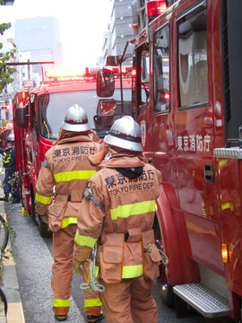 消防車と消防隊員