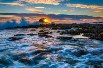 Obraz premium Waves and rocks at sunset, at Little Corona Beach, in Corona del