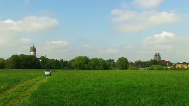 Trabant f&auml;hrt auf einer Wiese