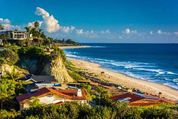 View of houses and the beach from a cliff in San Clemente, Calif - obrazy, fototapety, plakaty