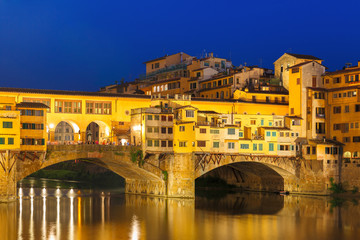 Obraz premium Arno and Ponte Vecchio at night, Florence, Italy
