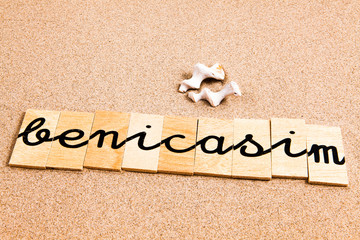 Words formed from small pieces of wood containing a sun and beach tourist destination, Benicasim