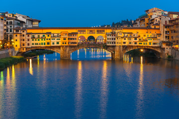 Obraz premium Arno and Ponte Vecchio at night, Florence, Italy