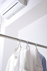 洗った衣類を部屋干ししている様子