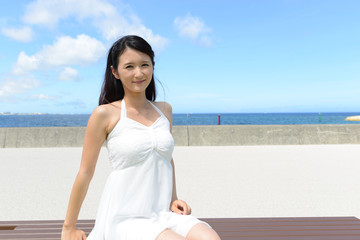 海で寛ぐ女性