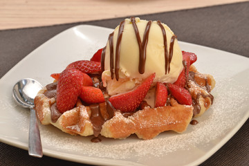 Waffle con crema de chocolate,fresa y helado de vainilla.