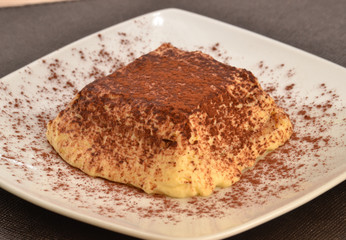 Pastel de tiramisù y cucharilla.