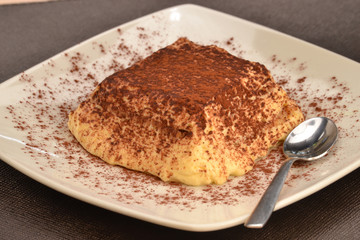 Pastel de tiramisù y cucharilla.