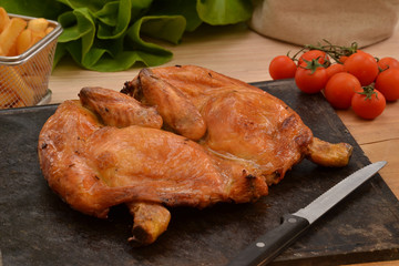 Pechuga de pollo a la plancha e ingredientes.