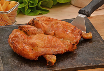 Pechuga de pollo a la plancha e ingredientes.