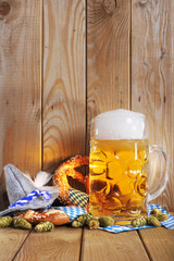 Bayerische Laugenbrezen mit Bier
