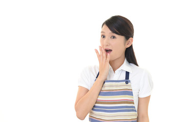 驚いた表情の主婦