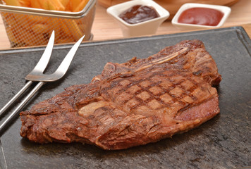 Trozo de bistec de carne ternera sobre una piedra caliente.