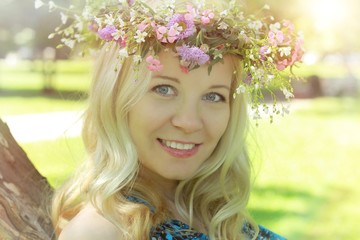 Naklejka premium Beautiful woman with flower wreath