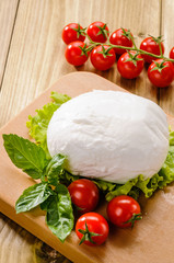 Mozzarella con pomodorini, basilico e insalata