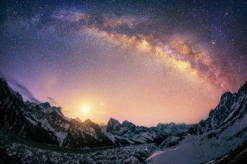 De koepel van de Melkweg onder de belangrijkste Himalaya-rug.