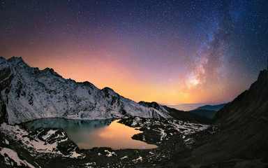 Milky way under the mountains - 85243361