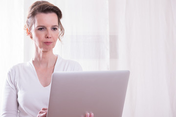 attraktive Frau arbeitet mit Laptop