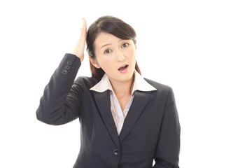 驚く女性
