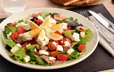 Fresca ensalada de vegetales con huevo