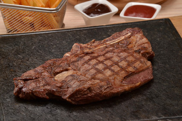 Trozo de bistec de carne ternera sobre piedra caliente..