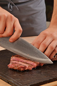 Cortando carne de ternera,rebanando bistec con un cuchillo.