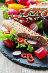 Sandwich with wholegrain bread and prosciutto