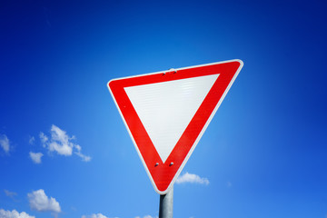 give way traffic sign (25)