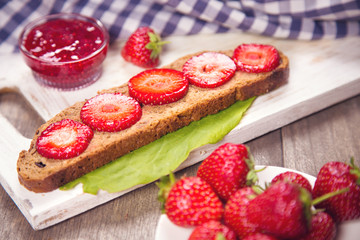 sandwich with strawberry