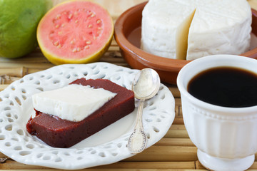 Dessert Romeo and Juliet, goiabada, Minas cheese, coffee