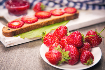 sandwich with strawberry