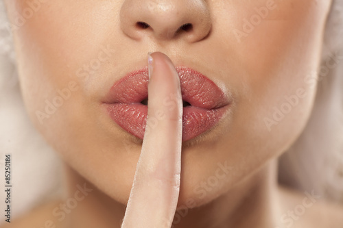 Тихонечко гоняет себе половые губы пальчиками