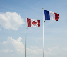 Drapeaux canadiens et français (Mémorial de Courseulles-sur-mer, Calvados)