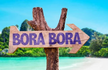 Deurstickers Bora Bora, Frans Polynesië Bora Bora houten bord met strand achtergrond
