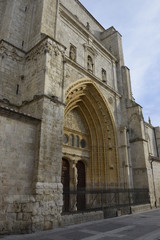 Fototapeta na wymiar Catedral de Palencia. Puerta de los Reyes