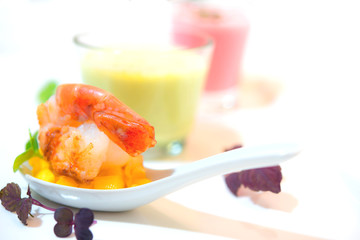 Crevette auf Mango und zweierlei Suppen
