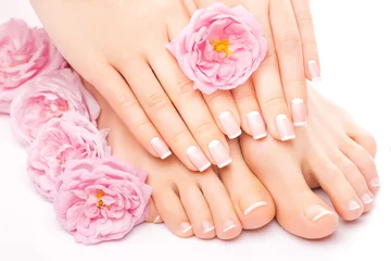 Foto op Plexiglas Pedicure Ontspannende pedicure en manicure met een roze roze bloem