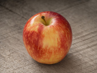 Apfel auf einem Holzhintergrund