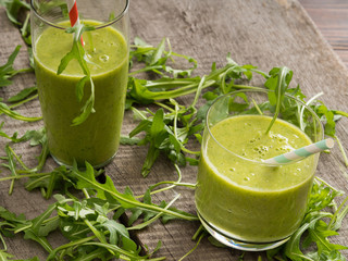 Grüne smoothies mit rucola