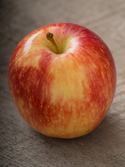 Apfel auf einem Holzhintergrund